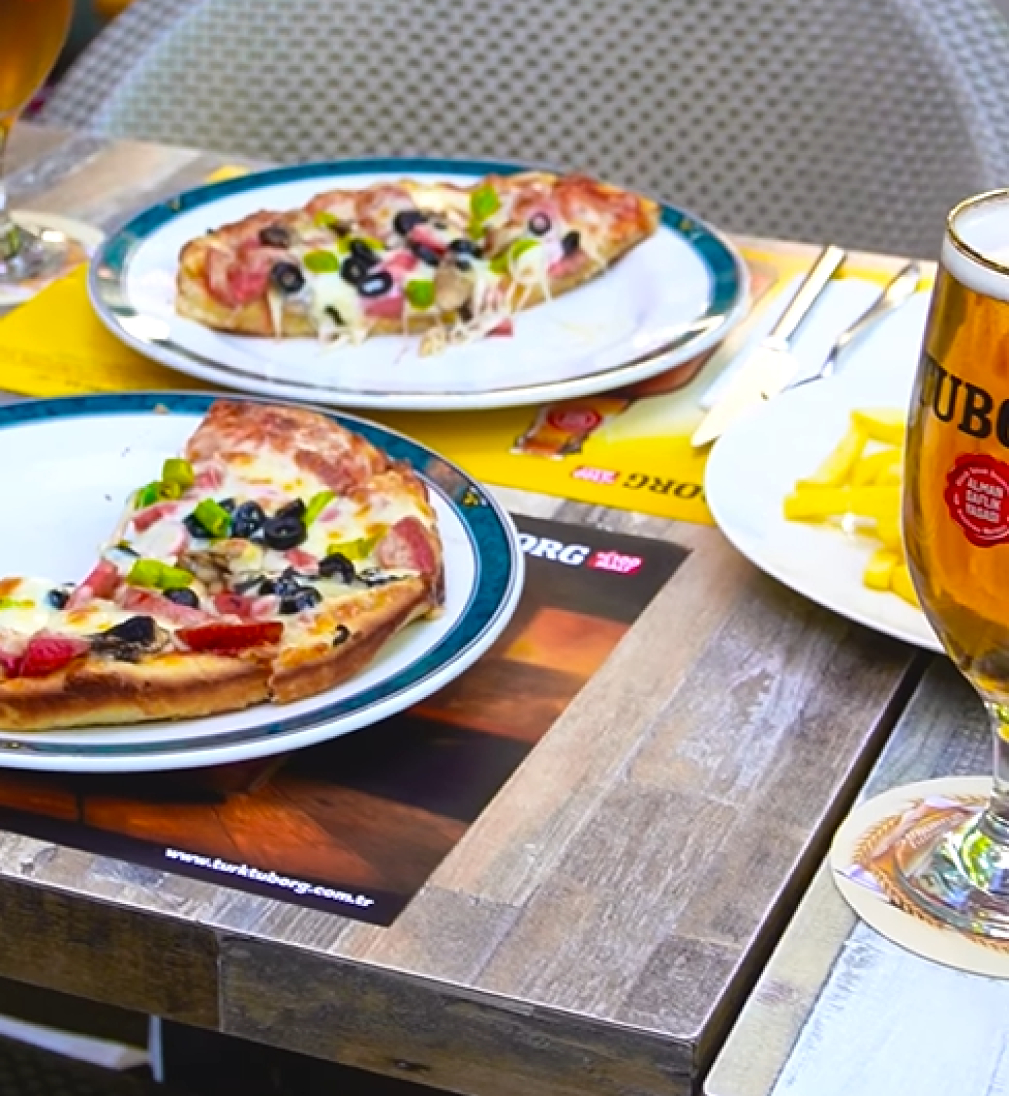 New Orleans Cafe'nin Instagram paylaşımı, ikii karışık pizza ve 50 cl Tuborg Gold fıçı bira