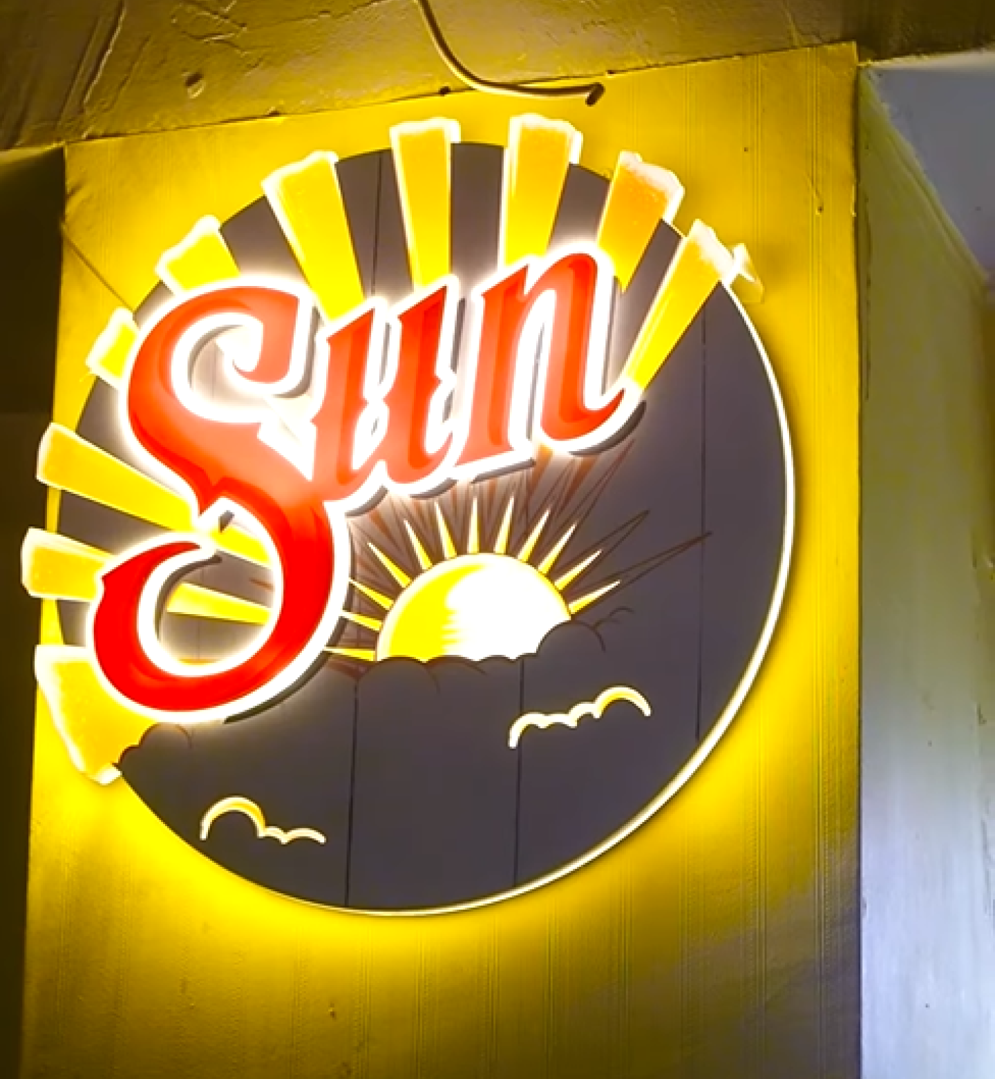 New Orleans Cafe'nin Instagram paylaşımı, Sol bira markasına ait olan sun tabelası